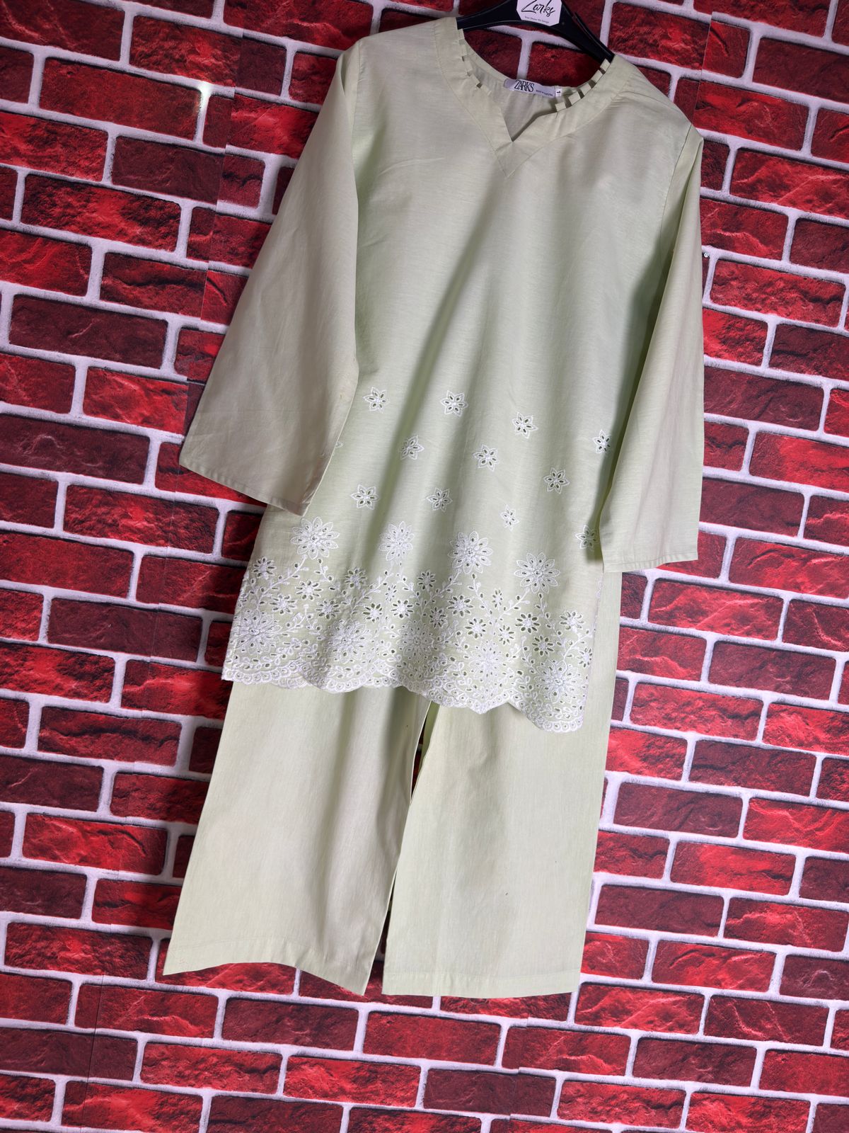 Pistachio schiffli coord-II